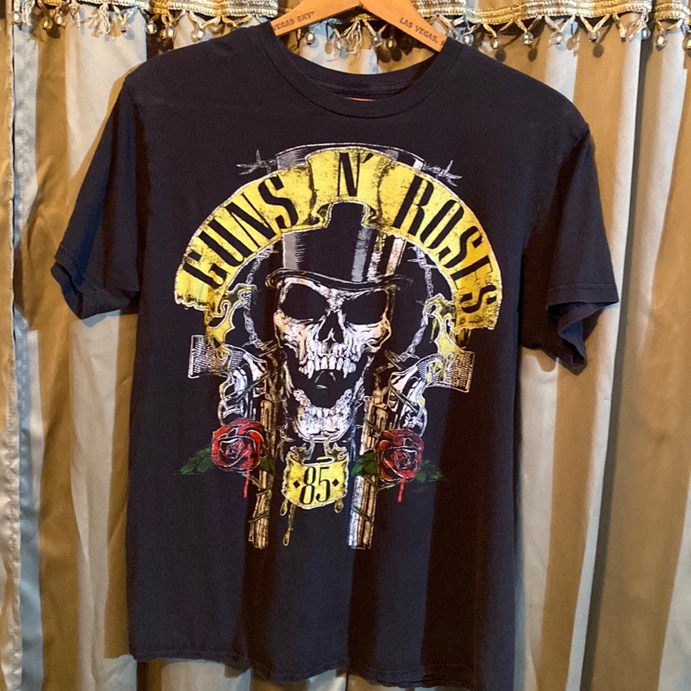 Black T guns and roses 🌹 💀